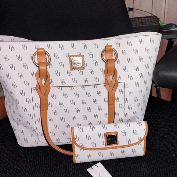 Dooney & Bourke Handbags - Dooney& Bourke Tammy Tote